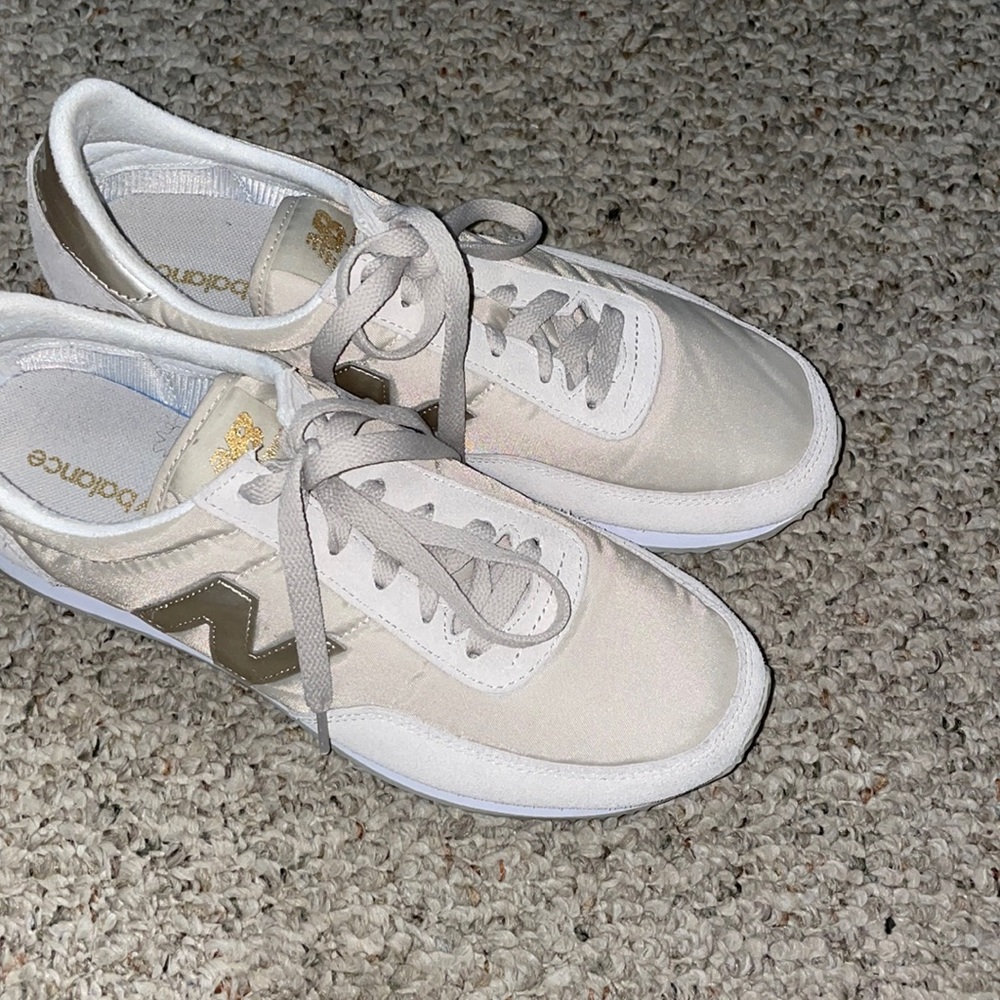 New Balance 720 sneakers in pink/gold